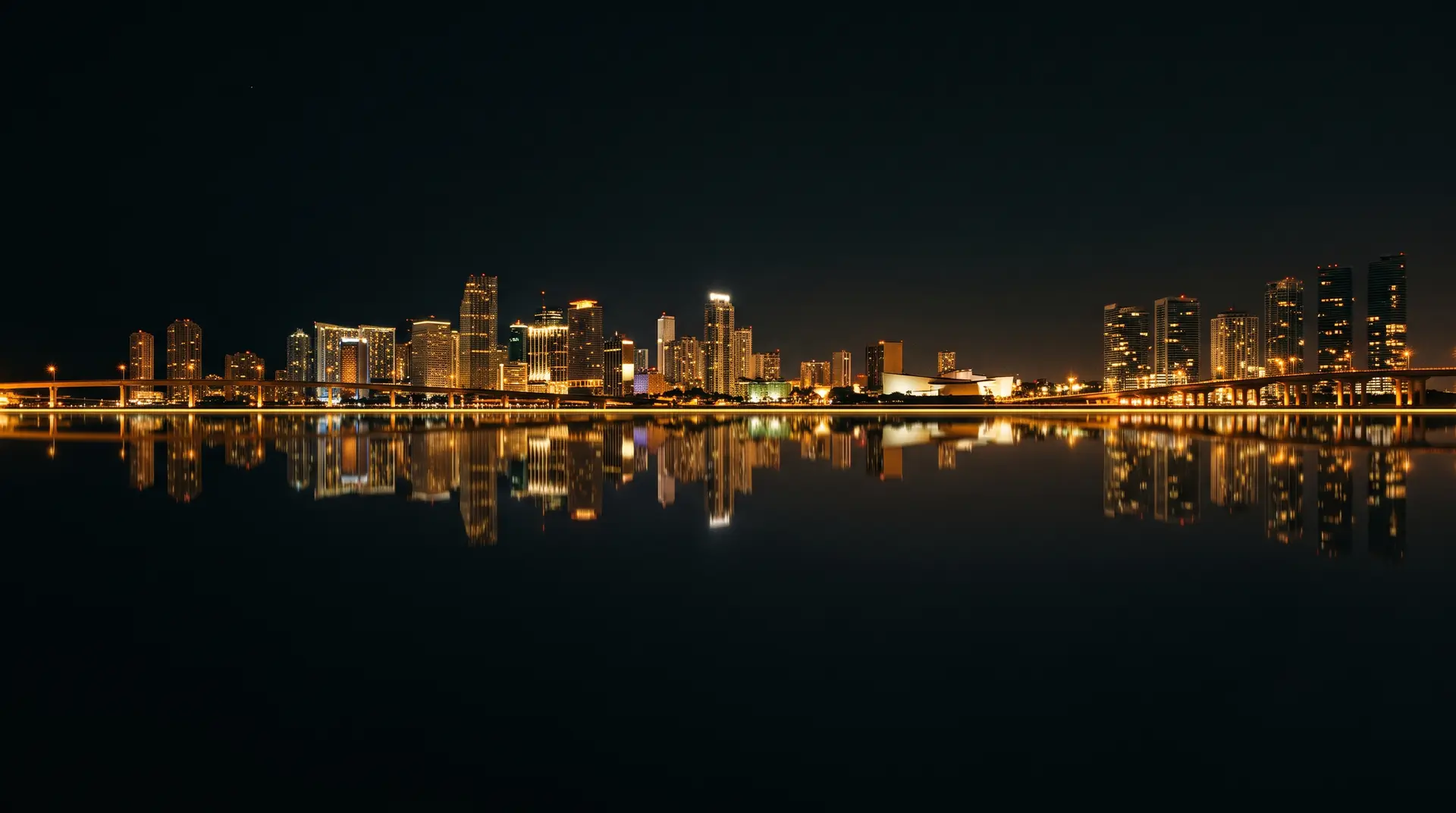 Skyline de Miami de noche reflejado en la bahía